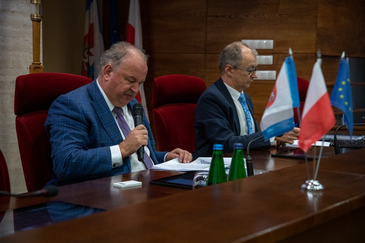 Widok na stół prezydialny, przy którym znajdują się Pan Wicemarszałek Piotr Pilch oraz Pan Dyrektor Wojciech Magnowski