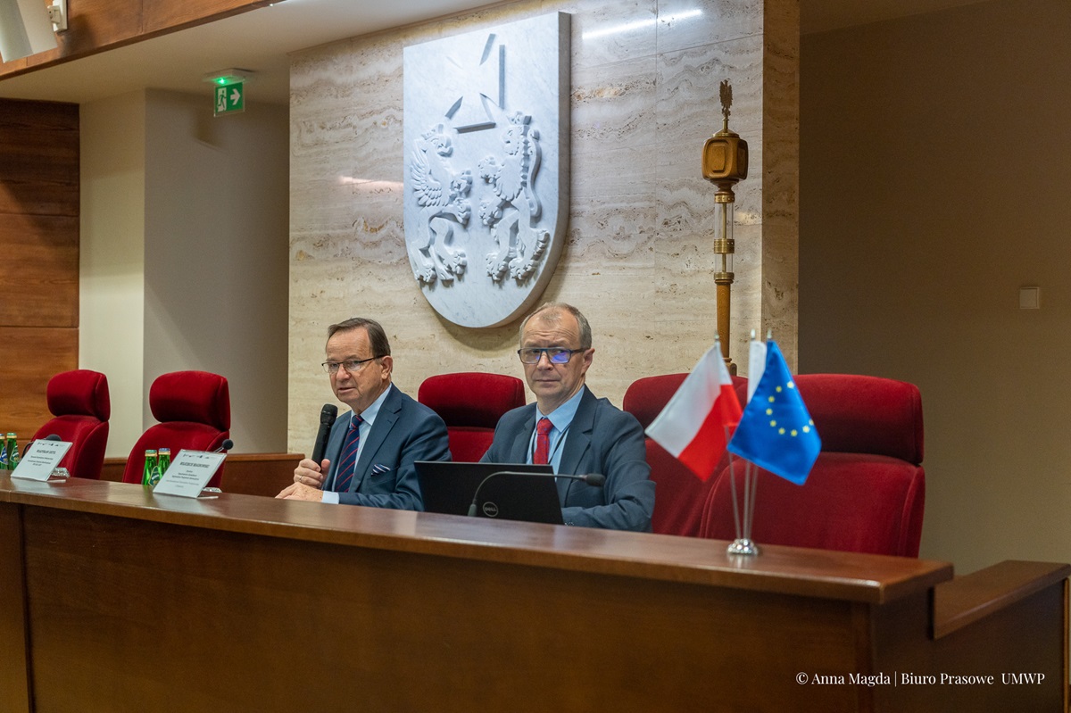Widok na stół prezydialny przy którym znajduje się Pan Marszałek Władysław Ortyl i Pan Wojciech Magnowski, Dyrektor Departamentu Zarządzania Regionalnym Programem Operacyjnym UMWP